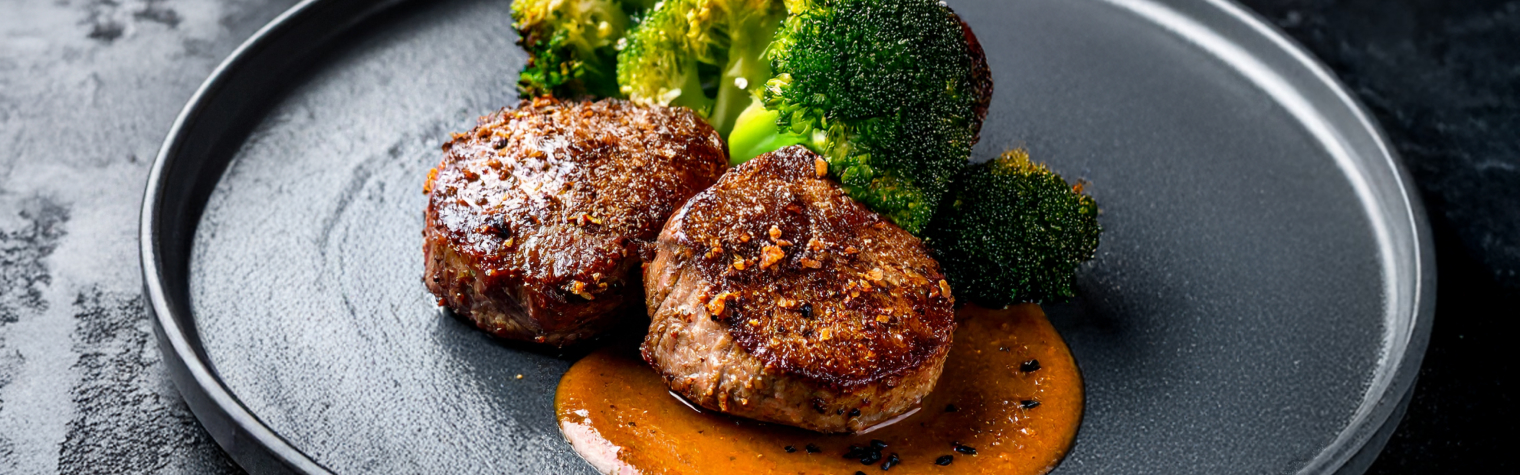 Свиные медальоны с абрикосово-розмариновом соусом